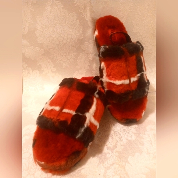 UGG Fluff Yeah! Red & Black Buffalo/Tartan Plaid Faux Fur Sz 6 - Picture 1 of 8